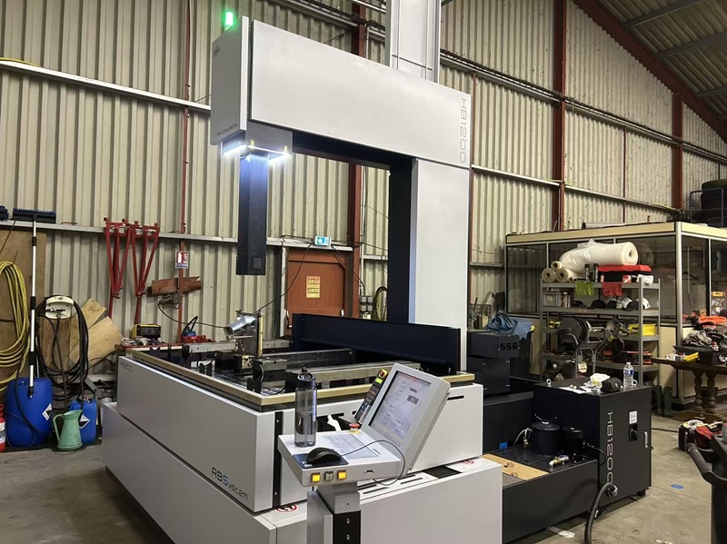 EDM com corte de fio de grande curso